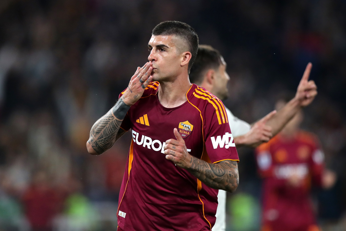 ROME, ITALY - MAY 04: Gianluca Mancini of AS Roma celebrates scoring his team's first goal during the Serie A match between AS Roma and ACF Fiorentina at Stadio Olimpico on May 04, 2026 in Rome, Italy. (Photo by Paolo Bruno/Getty Images)