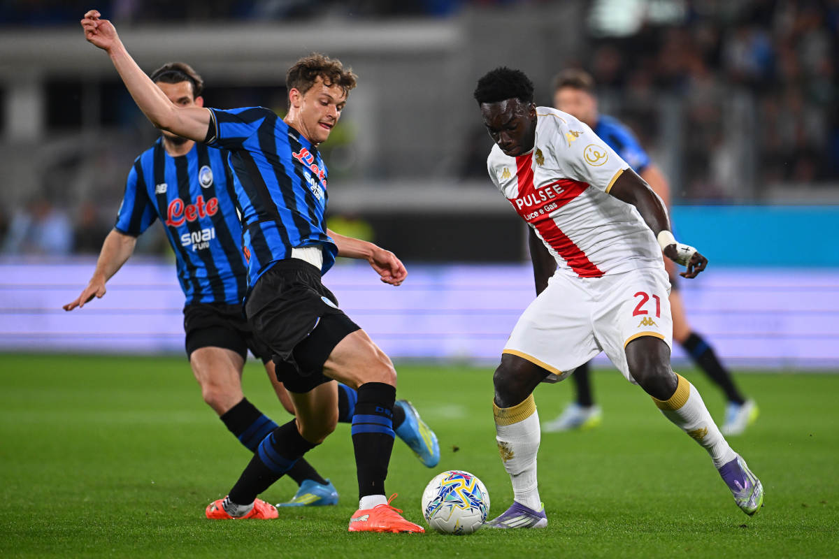 BERGAMO, ITÁLIA - 02 DE MAIO: Jeff Egador, do Genoa FC, aborda a bola com Giorgio Scalvini, do Atalanta BC, durante a partida da Série A entre Atalanta BC e Genoa CFC no Gewiss Stadium em 02 de maio de 2026 em Bérgamo, Itália. (Foto de Mattia Ozbot/Getty Images)