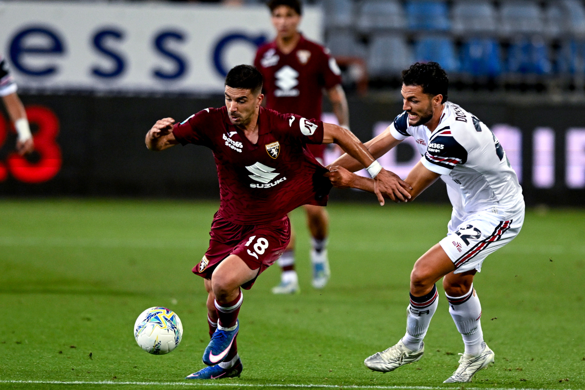 Cagliari, Itália - 17 de maio: Giovanni Simeone do Torino em contraste com Alberto Dossena do Cagliari durante a partida da Série A entre Cagliari Calcio e Torino FC no Stadio Sant'Elia em 17 de maio de 2026 em Cagliari, Itália. (Foto de Enrico Loci/Getty Images)