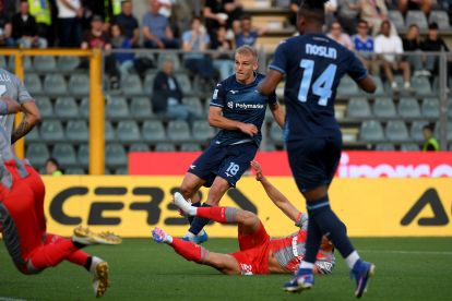 CREMONA, ITALY - MAY 04: Gustav Isaksen of SS Lazio scores their first goal during the Serie A match between US Cremonese and SS Lazio at Stadio Giovanni Zini on May 04, 2026 in Cremona, Italy. (Photo by Marco Rosi - SS Lazio/Getty Images)