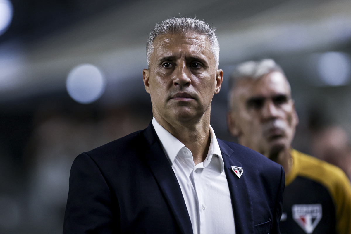SANTOS, BRAZIL - FEBRUARY 4: Hernan Crespo head coach of Sao Paulo looks on during the Brasileirao 2026 match between Santos and Sao Paulo at Urbano Caldeira Stadium (Vila Belmiro) on February 4, 2026 in Santos, Brazil. (Photo by Ricardo Moreira/Getty Images)