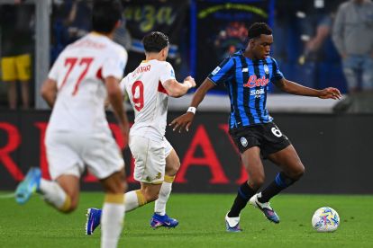 BERGAMO, ITALY - MAY 02: Honest Ahanor of Atalanta BC in action challenges for the ball with Vitinha of Genoa FC during the Serie A match between Atalanta BC and Genoa CFC at Gewiss Stadium on May 02, 2026 in Bergamo, Italy. (Photo by Mattia Ozbot/Getty Images)