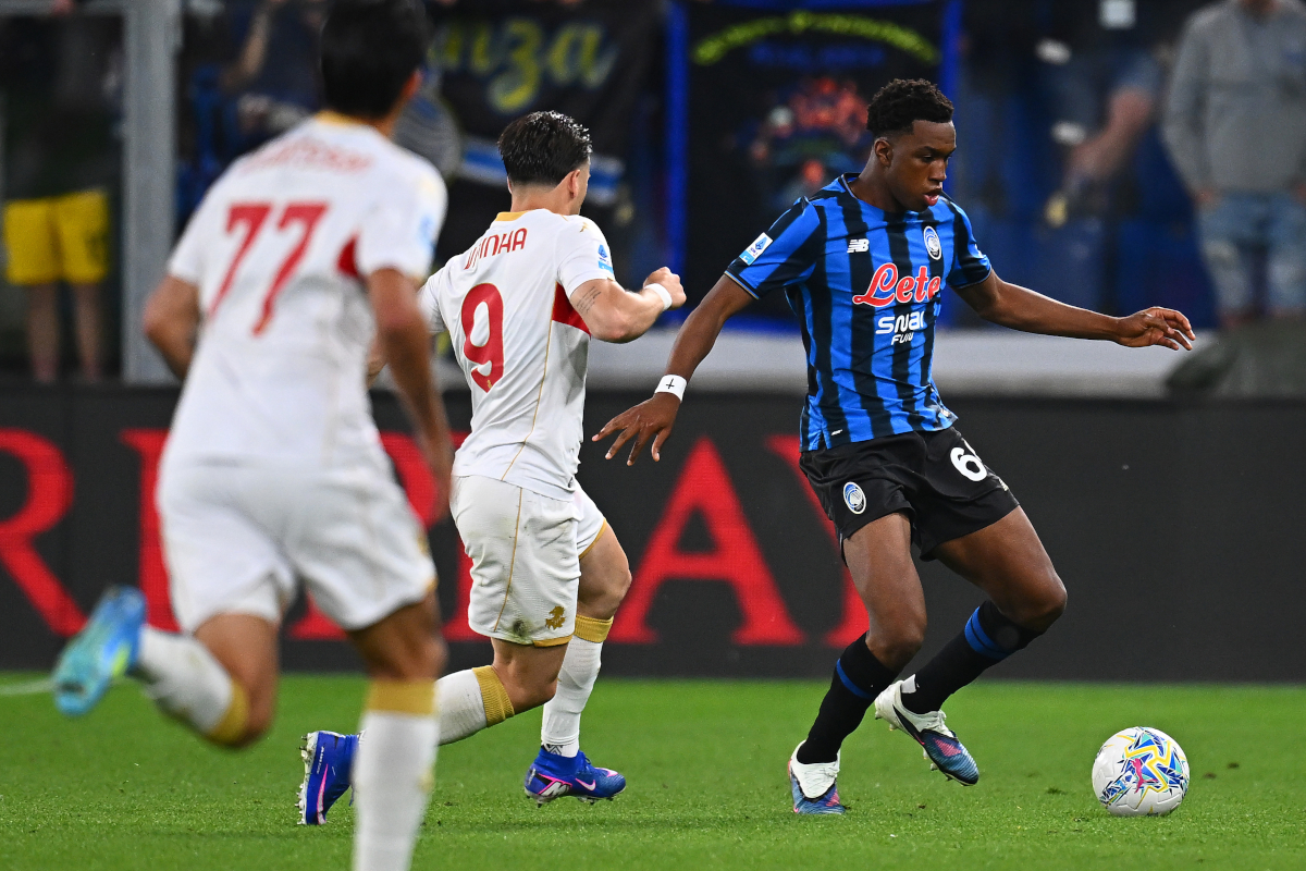 BERGAMO, ITÁLIA - 02 DE MAIO: O honesto Ahanor do Atlanta BC em ação desafia a bola com Vitinha do Genoa FC durante a partida da Série A entre Atlanta BC e Genoa CFC no Estádio Gaius em 02 de maio de 2026 em Bérgamo, Itália. (Foto de Mattia Ozbot/Getty Images)
