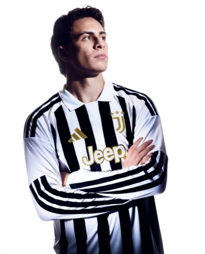 Kenan Yildiz poses with the Juventus' home kit for 2026-27 (via Juventus.com)