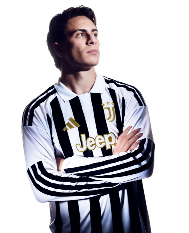 Kenan Yildiz poses with the Juventus' home kit for 2026-27 (via Juventus.com)