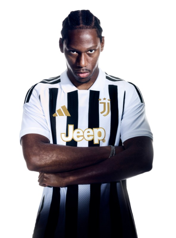 Jonathan David poses with the Juventus' home kit for 2026-27 (via Juventus.com)