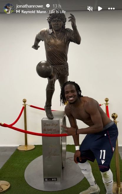 Jonathan Rowe picture with Diego Armando Maradona's statue (via Instagram).