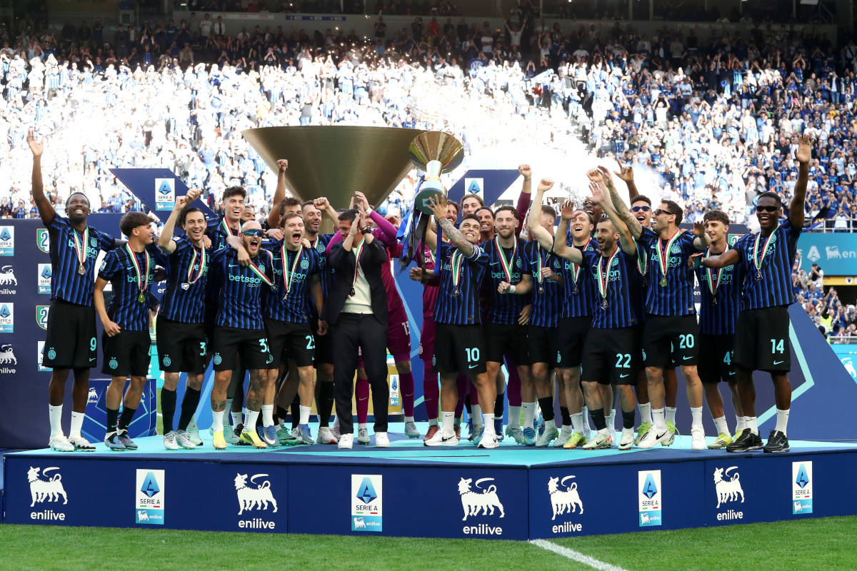 MILÃO, ITÁLIA - 17 DE MAIO: Lautaro Martinez do FC Internazionale Milano levanta o troféu Coppa Campioni d'Italia após a partida da Série A entre FC Internazionale e Hellas Verona FC no Estádio Giuseppe Meazza em 17 de maio de 2026 em Milão, Itália. (Foto de Marco Luzzani/Getty Images)