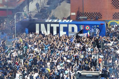 MILAN, ITALY - MAY 17: FC Internazionale Milano fans welcome the team coach as it arrives at the stadium prior to the Serie A match between FC Internazionale and Hellas Verona FC at Giuseppe Meazza Stadium on May 17, 2026 in Milan, Italy. (Photo by Marco Luzzani/Getty Images)