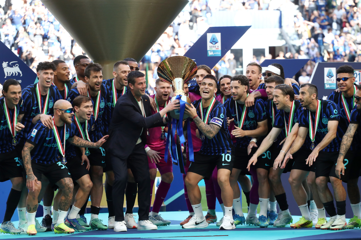 MILÃO, ITÁLIA - 17 DE MAIO: Lautaro Martinez do FC Internazionale ganha o troféu Coppa Campione d'Italia após a partida da Série A entre FC Internazionale e Hellas Verona FC no Estádio Giuseppe Mezza em 17 de maio de 2026 em Milão. (Foto de Marco Luzani/Getty Images)