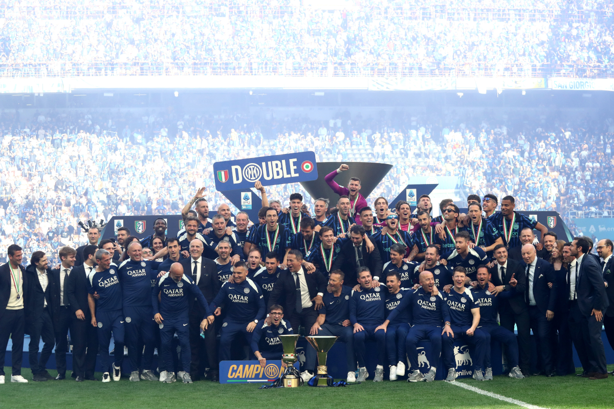 MILAN, ITALY - MAY 17: Players and staff of FC Internazionale Milano pose for a photo with the Coppa Campioni d'Italia and Coppa Italia trophies following the Serie A match between FC Internazionale and Hellas Verona FC at Giuseppe Meazza Stadium on May 17, 2026 in Milan, Italy. (Photo by Marco Luzzani/Getty Images)