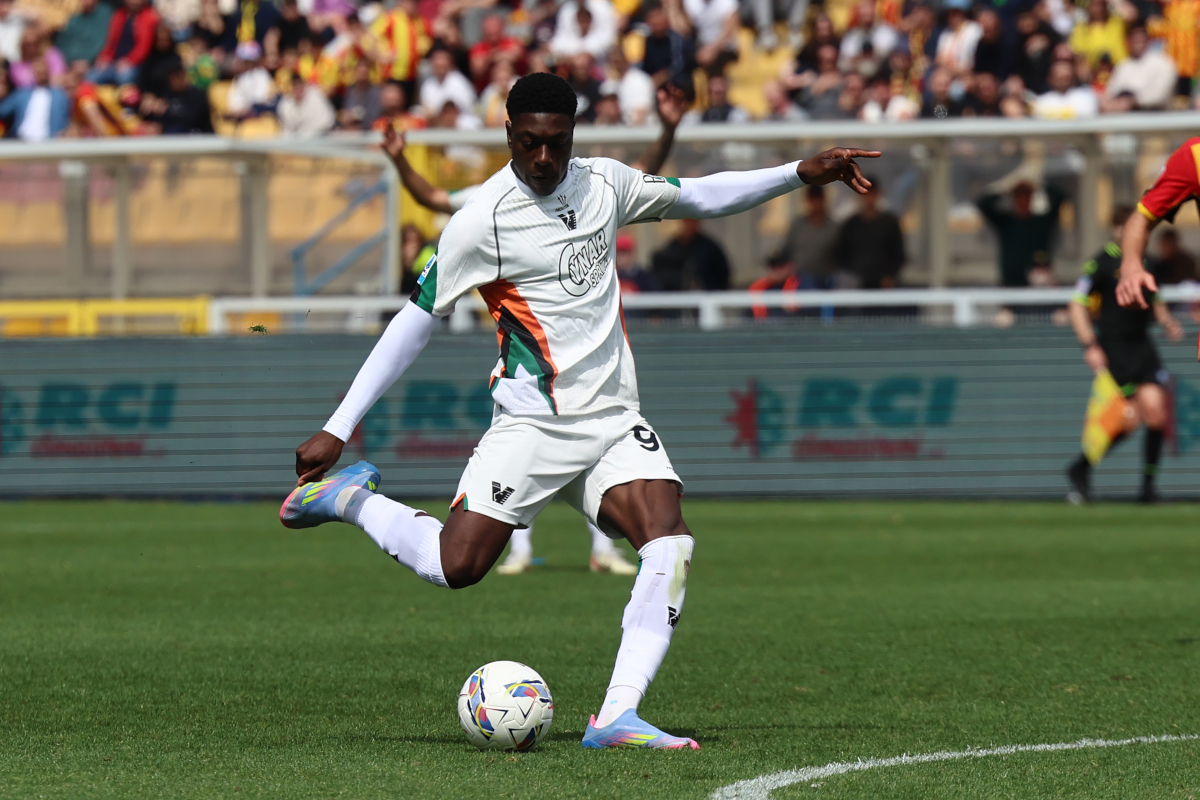 LECCE, ITÁLIA - 06 DE ABRIL: Issa Doumbia de Venezia durante a partida da Série A entre Lecce e Venezia no Stadio Via del Mare em 06 de abril de 2025 em Lecce, Itália. (Foto de Maurizio Lagana/Getty Images)
