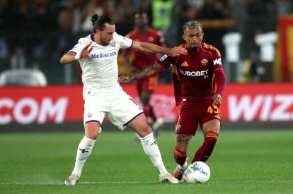 ROME, ITALY - MAY 04: Jack Harrison of ACF Fiorentina and Wesley of AS Roma battle for possession of the ball during the Serie A match between AS Roma and ACF Fiorentina at Stadio Olimpico on May 04, 2026 in Rome, Italy. (Photo by Paolo Bruno/Getty Images)
