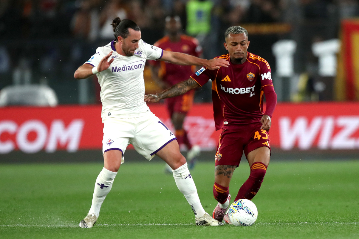 ROME, ITALY - MAY 04: Jack Harrison of ACF Fiorentina and Wesley of AS Roma battle for possession of the ball during the Serie A match between AS Roma and ACF Fiorentina at Stadio Olimpico on May 04, 2026 in Rome, Italy. (Photo by Paolo Bruno/Getty Images)