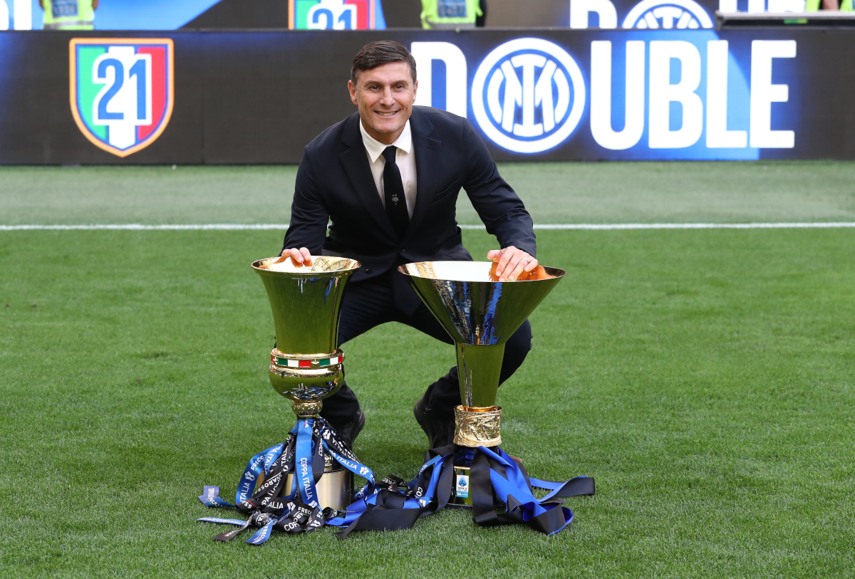 MILÃO, ITÁLIA - 17 DE MAIO: Javier Zanetti, vice-presidente do FC Internazionale Milano, posa para uma foto com os troféus Coppa Campione d'Italia e Coppa Italia após a partida da Série A entre FC Internazionale e Hellas Verona FC no Giuseppe Meazza2 em Mezza 26267, Itália. (Foto de Marco Luzani/Getty Images)