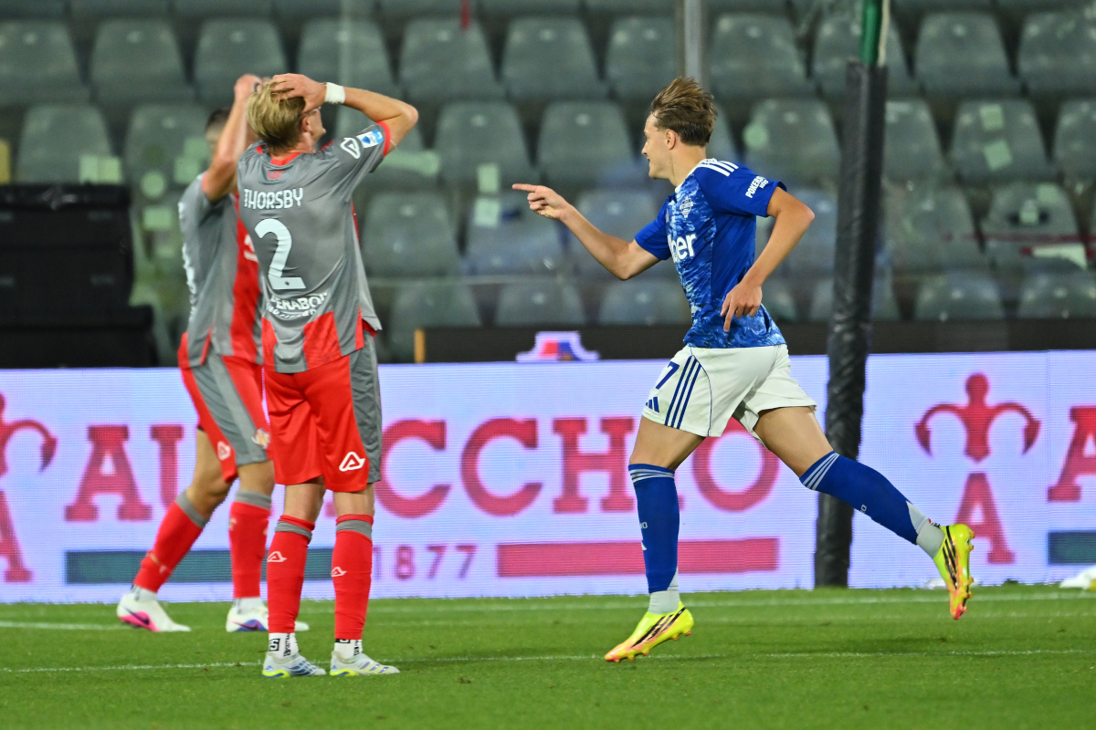 CREMONA, ITÁLIA - 24 DE MAIO: Jesus Rodriguez de Como 1907 comemora depois de marcar o gol de 0-1 durante a partida da Série A entre US Cremonese e Como 1907 no Stadio Giovanni Zini em 24 de maio de 2026 em Cremona, Itália. (Foto de Marco M. Mantovani/Getty Images)