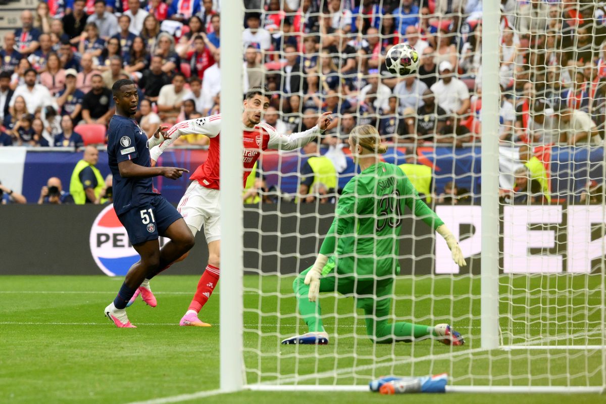 BUDAPESTE, HUNGRIA - 30 DE MAIO: Kai Havertz, do Arsenal, marca o primeiro gol de seu time sob pressão de William Pacho, do Paris Saint-Germain, durante a partida da final da Liga dos Campeões da UEFA de 2026 entre Paris Saint-Germain e Arsenal FC na Puskas Arena em Budapeste, Hungria, 2026. (Foto de David Ramos/Getty Images)