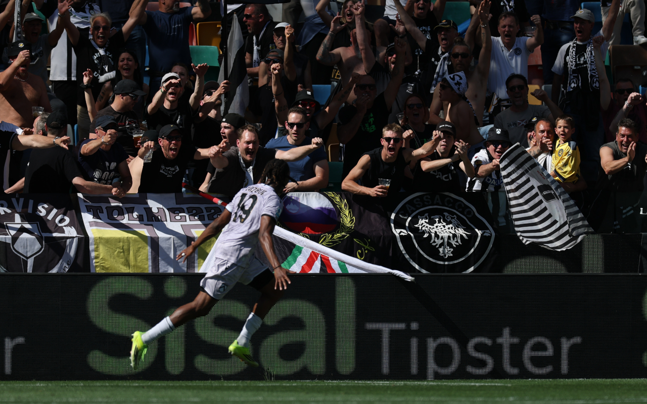 UDINE, ITÁLIA - 02 DE MAIO: Kingsley Ehizibue da Udinese (# 19) comemora o primeiro gol de seu time diante dos torcedores durante a partida da Série A entre Udinese Calcio e Torino FC no Stadio Friuli em 02 de maio de 2026 em Udine, Itália. (Foto de Timothy Rogers/Getty Images)