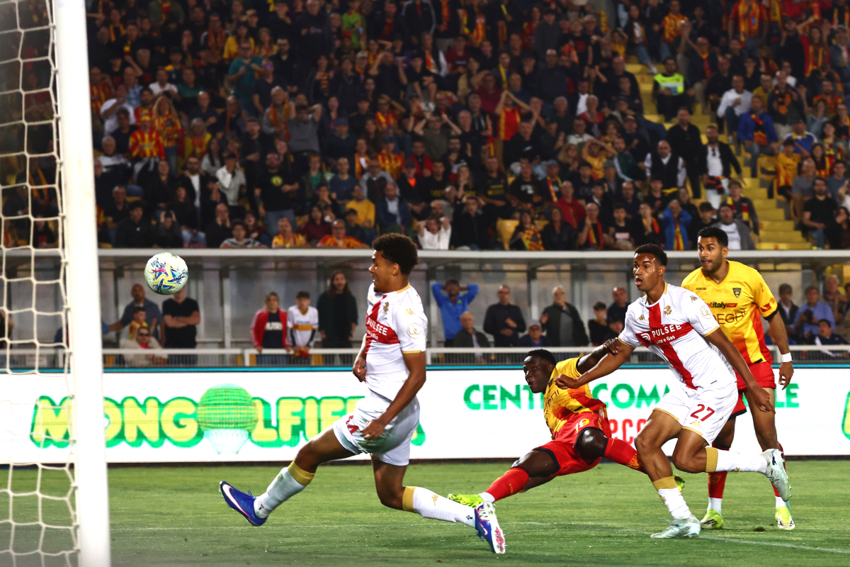 LECCE, ITÁLIA - 24 DE MAIO: Lameck Banda do US Lecce marca o gol de abertura de seu time durante a partida da Série A entre US Lecce e Genoa CFC no Stadio Via del Mare em 24 de maio de 2026 em Lecce, Itália. (Foto de Maurizio Lagana/Getty Images)