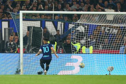 ROME, ITALY - MAY 13: Lautaro Martinez of FC Internazionale scores the team's second goal during the Coppa Italia Final match between SS Lazio and FC Internazionale at Stadio Olimpico on May 13, 2026 in Rome, Italy. (Photo by Paolo Bruno/Getty Images)