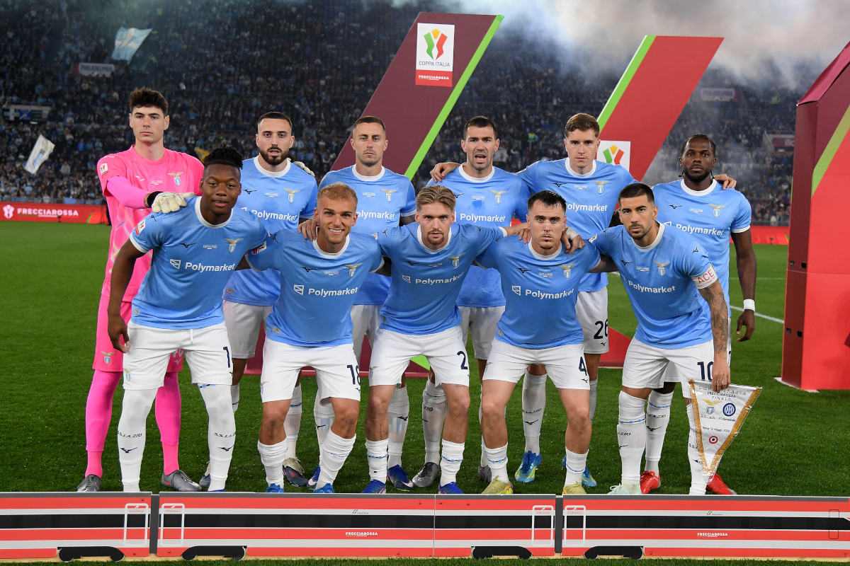 ROMA, ITÁLIA - 13 DE MAIO: A equipe SS Lazio se alinha antes da final da Coppa Itália entre SS Lazio e FC Internazionale no Stadio Olimpico em 13 de maio de 2026 em Roma, Itália. (Foto de Marco Rosi - SS Lazio/Getty Images)