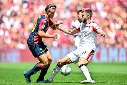 GENOA, ITALY - MAY 17: Lorenzo Colombo of Genoa (left) and Strahinja Pavlovic of Milan vie for the ball during the Serie A match between Genoa CFC and AC Milan at Stadio Luigi Ferraris on May 17, 2026 in Genoa, Italy. (Photo by Simone Arveda/Getty Images)