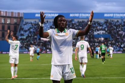 SASSUOLO, ITALY - OCTOBER 26: Manu Kone of AS Roma celebrates victory after the Serie A match between US Sassuolo Calcio and AS Roma at Mapei Stadium Citta del Tricolore on October 26, 2025 in Sassuolo, Italy. (Photo by Alessandro Sabattini/Getty Images)