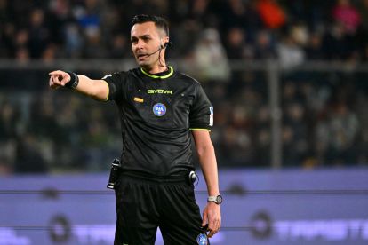 CREMONA, ITALY - MARCH 16: Referee Marco Di Bello reacts during the Serie A match between US Cremonese and ACF Fiorentina at Stadio Giovanni Zini on March 16, 2026 in Cremona, Italy. (Photo by Marco M. Mantovani/Getty Images)