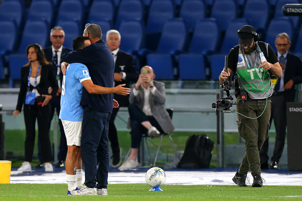 ROMA, ITÁLIA - 23 DE MAIO: Pedro da SS Lazio sai do campo e abraça seu técnico Maurizio Sarri depois de jogar sua última partida da Série A contra o Pisa SC no Stadio Olimpico em 23 de maio de 2026 em Roma, Itália. (Foto de Paolo Bruno/Getty Images)