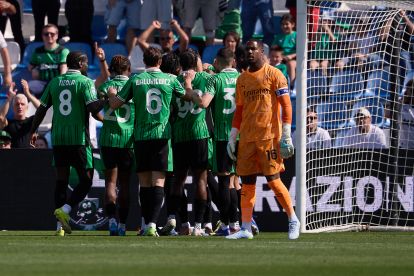 SASSUOLO, ITALY - MAY 03: Armand Laurienté of US Sassuolo celebrates after scoring his team's second goal during the Serie A match between US Sassuolo Calcio and AC Milan at Mapei Stadium Citta del Tricolore on May 03, 2026 in Sassuolo, Italy. (Photo by Emmanuele Ciancaglini/Getty Images)