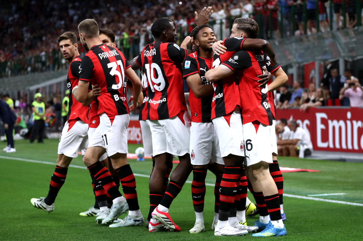 MILÃO, ITÁLIA - 24 DE MAIO: Alexis Selimikars do AC Milan comemora o primeiro gol de seu time com companheiros durante a partida da Série A entre AC Milan e Cagliari Calcio no Estádio Giuseppe Meazza em 24 de maio de 2026 em Milão, Itália. (Foto de Marco Luzani/Getty Images)