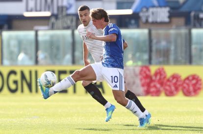 COMO, ITALY - MAY 02: Nico Paz of Como 1907 competes for the ball with Alessandro Buongiorno of SSC Napoli during the Serie A match between Como 1907 and SSC Napoli at Giuseppe Sinigaglia Stadium on May 02, 2026 in Como, Italy. (Photo by Marco Luzzani/Getty Images)