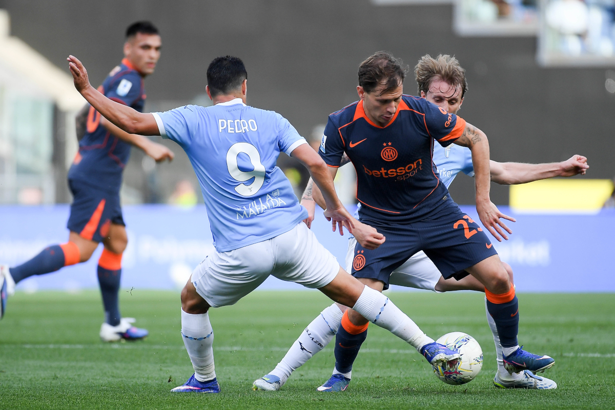 ROME, ITALY - MAY 09: Pedro Rodriguez of SS Lazio compete for the ball with Nicol&ograve; Barella of FC Internazionale during the Serie A match between SS Lazio and FC Internazionale at Stadio Olimpico on May 09, 2026 in Rome, Italy. (Photo by Marco Rosi - SS Lazio/Getty Images)