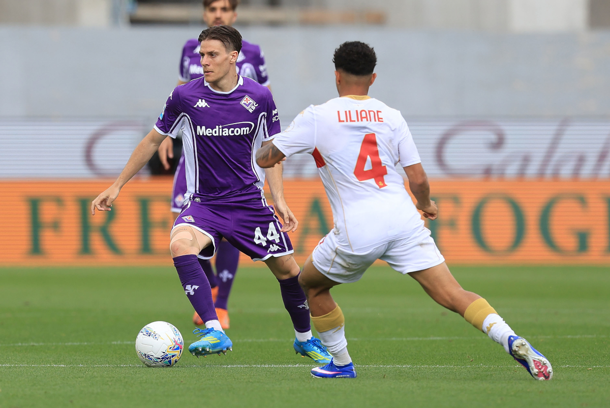 FLORENÇA, ITÁLIA - 10 DE MAIO: Niccolò Fazioli da ACF Fiorentina durante a partida da Série A entre ACF Fiorentina e Genoa CFC no Artemio Franchi em 10 de maio de 2026 em Florença, Itália. (Foto de Gabriel Multinti/Getty Images)