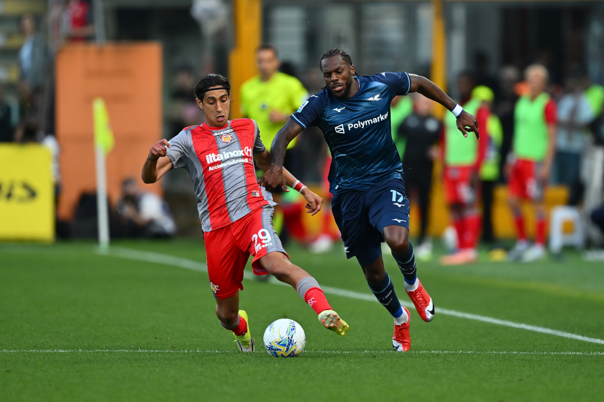 CREMONA, ITALY - MAY 04: Youssef Maleh of US Cremonese and Nuno Tavares of SS Lazio fight for the ball during the Serie A match between US Cremonese and SS Lazio at Stadio Giovanni Zini on May 04, 2026 in Cremona, Italy. (Photo by Marco M. Mantovani/Getty Images)