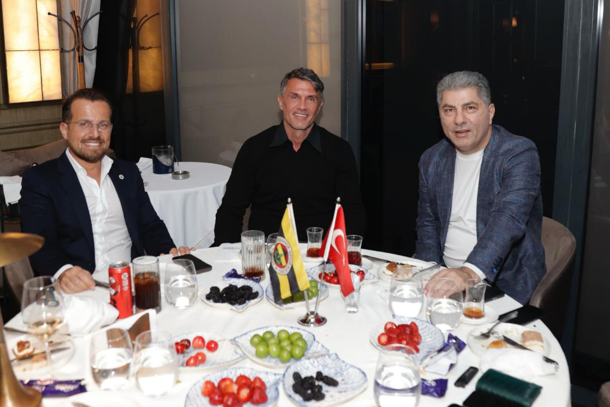 Paolo Maldini se encontra com o candidato presidencial do Fenerbahçe, Hakan Safi (Instagram)