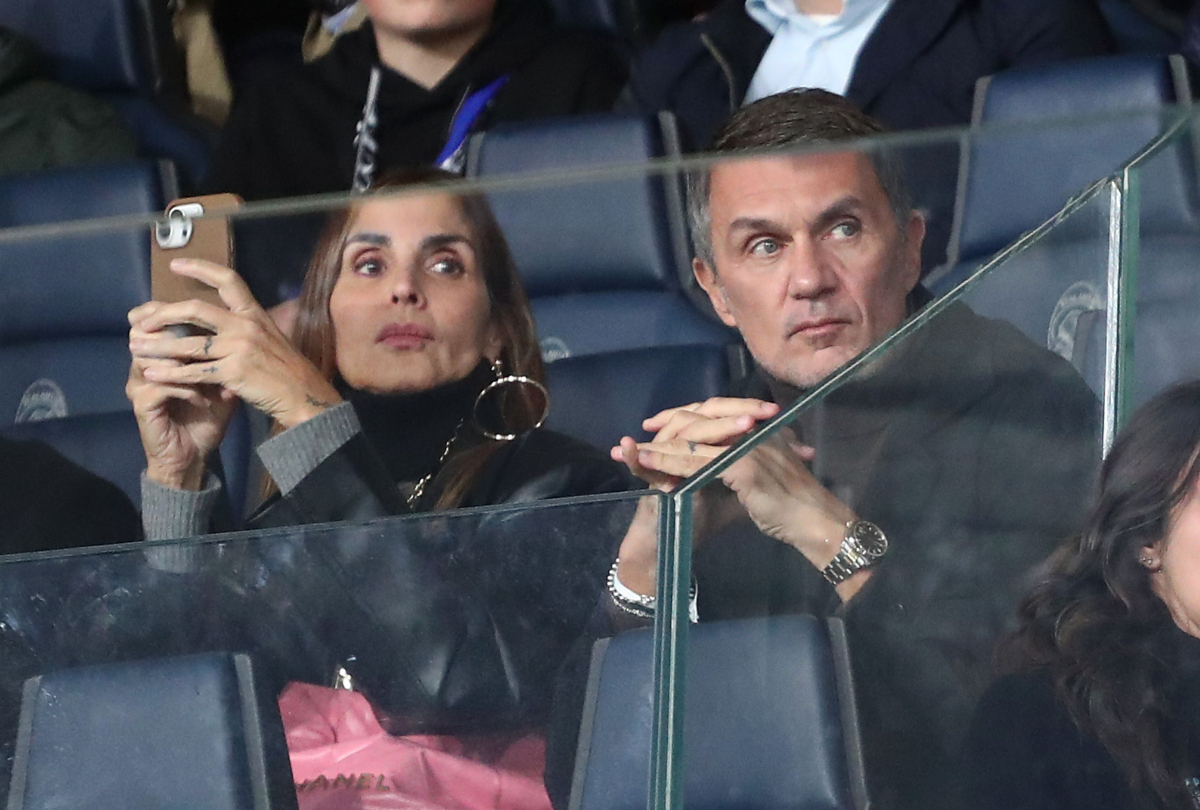 BERGAMO, ITÁLIA - 30 DE OUTUBRO: Paolo Maldini assiste antes da partida da Série A entre Atalanta BC e AC Monza no Gewis Stadium em 30 de outubro de 2024 em Bergamo, Itália. (Foto de Marco Luzani/Getty Images)