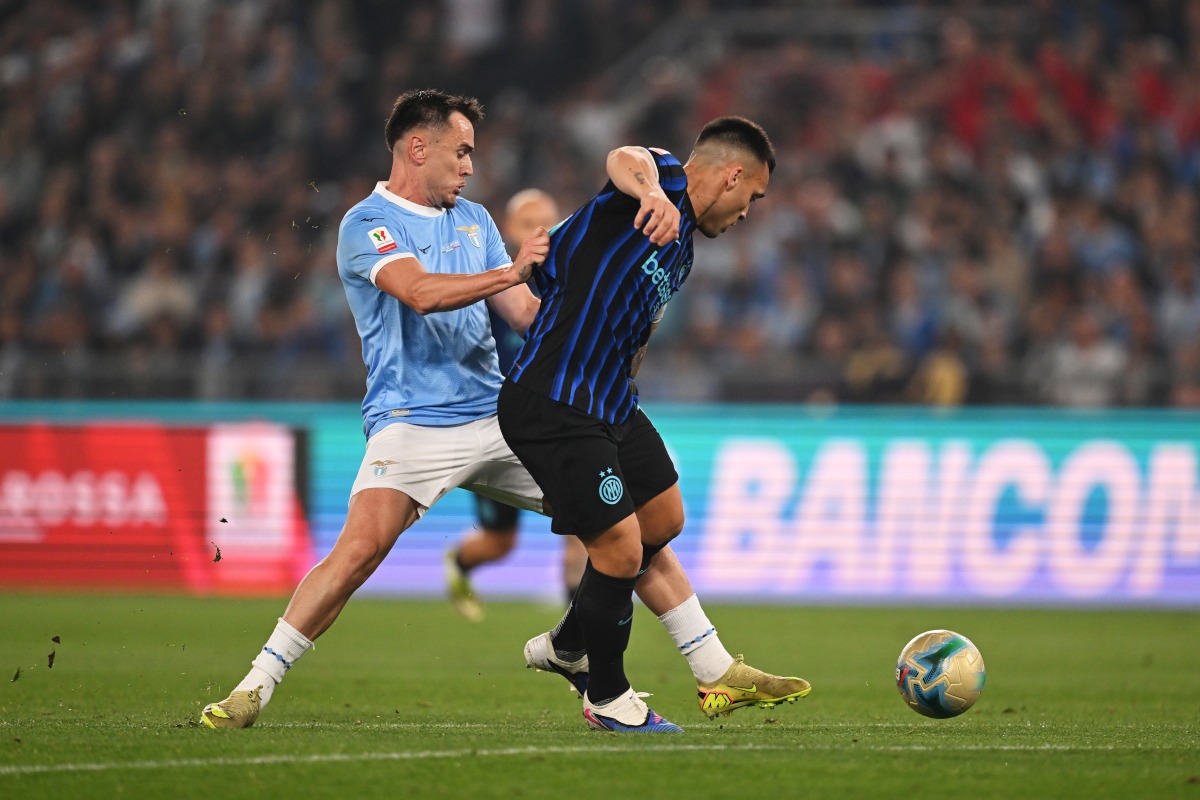 ROMA, ITÁLIA - 13 DE MAIO: Lautaro Martinez do FC Internazionale Milano é desafiado por Patric da Lazio durante a partida final da Coppa Itália entre SS Lazio e FC Internazionale no Stadio Olimpico em 13 de maio de 2026 em Roma, Itália. (Foto de Tullio M. Puglia/Getty Images)