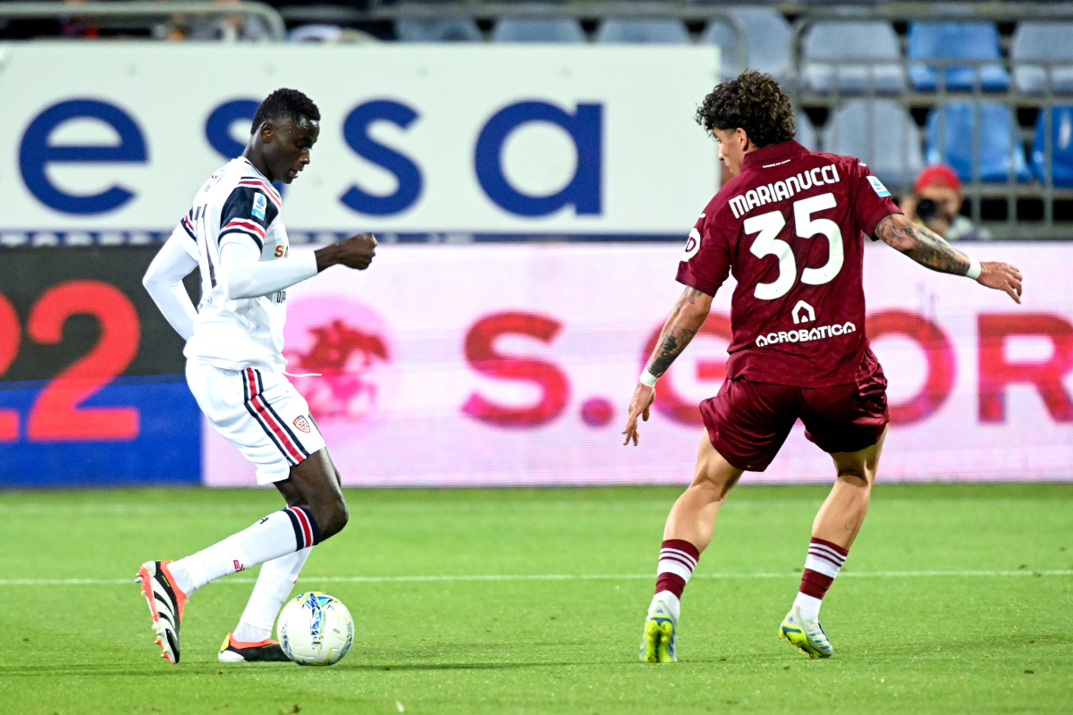 Cagliari, Itália - 17 de maio: Paul Mendy, do Cagliari, enfrenta Luca Marianucci, do Torino, durante a partida da Série A entre Cagliari Calcio e Torino FC no Stadio Sant'Elia em 17 de maio de 2026 em Cagliari, Itália. (Foto de Enrico Loci/Getty Images)