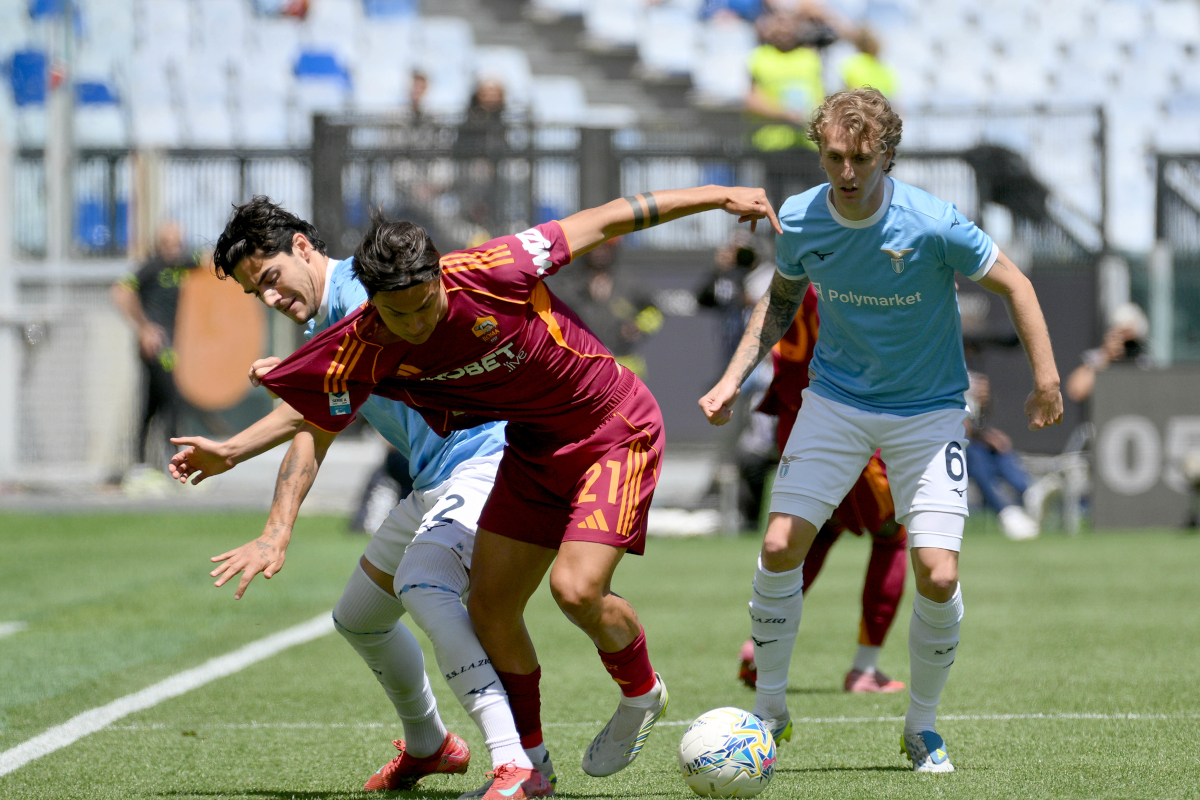 ROMA, ITALIA - 17 DE MAYO: Matteo Cancellieri de SS Lazio compite por el balón con Paulo Dybala de AS Rom durante el partido de Serie A entre AS Roma y SS Lazio en el Stadio Olimpico el 17 de mayo de 2026 en Roma, Italia. (Foto de Marco Rosi - SS Lazio/Getty Images)