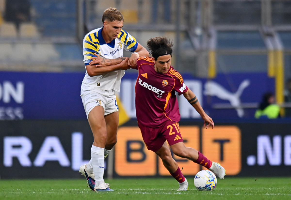 PARMA, ITALY - Paulo Dybala of AS Roma has been challenged by Mateo Pellegrino of Parma Calcio 1913 during the Serie A match between Parma Calcio 1913 and AS Roma at the Stadio Ennio Tardini on May 10, 2026 in Parma, Italy. (Photo by Alessandro Sabattini/Getty Images)