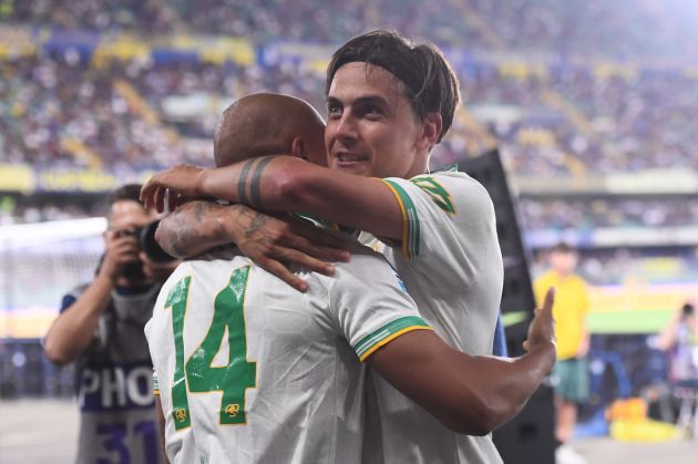 VERONA, ITALY - MAY 24: Donyell Malen of AS Roma celebrates scoring his team's first goal with teammate Paulo Dybala during the Serie A match between Hellas Verona FC and AS Roma at Stadio Marcantonio Bentegodi on May 24, 2026 in Verona, Italy. (Photo by Alessandro Sabattini/Getty Images)