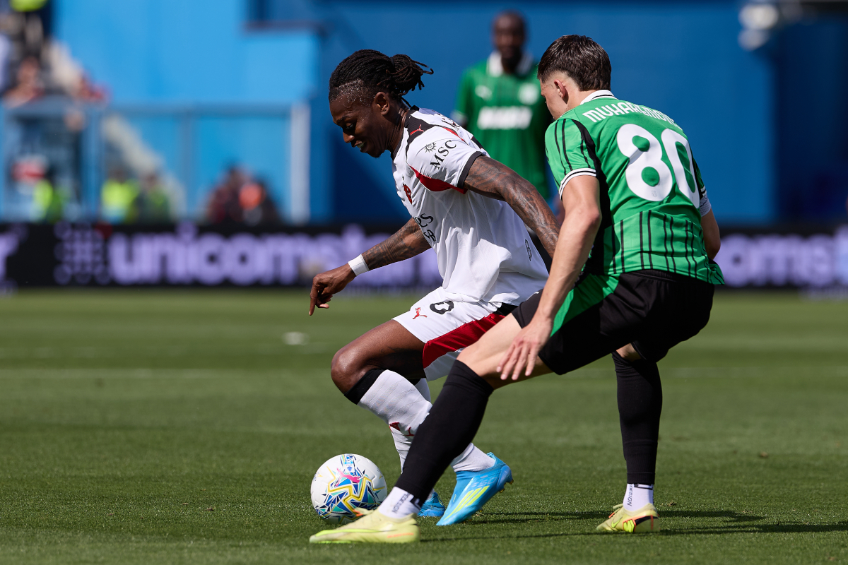 SASSUOLO, ITÁLIA - 03 DE MAIO: Rafael Leão do AC Milan compete pela bola com Tarik Muharemović do US Sassuolo durante a partida da Série A entre US Sassuolo Calcio e AC Milan no Mapei Stadium Citta del Tricolore em 03 de maio de 2026 em Sassuolo, Itália. (Foto de Emmanuele Ciancaglini/Getty Images)