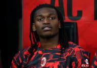 Leao leaves door open on Milan future after Amorim takes charge