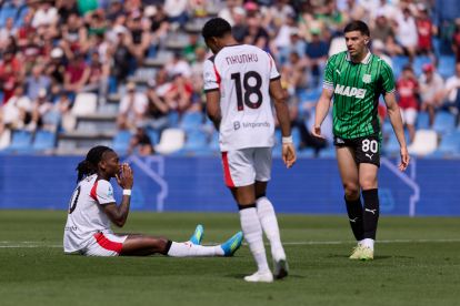 SASSUOLO, ITALY - MAY 03: Rafael Leao of AC Milan reacts during the Serie A match between US Sassuolo Calcio and AC Milan at Mapei Stadium Citta del Tricolore on May 03, 2026 in Sassuolo, Italy. (Photo by Emmanuele Ciancaglini/Getty Images)