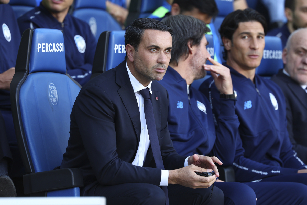 BERGAMO, ITÁLIA - 17 DE MAIO: O técnico da Atalanta, Raffaele Palladino, observa durante a partida da Série A entre Atalanta BC e Bologna FC 1909 no Estádio Gaius em 17 de maio de 2026 em Bérgamo, Itália. (Foto: Giuseppe Cotini/Getty Images)