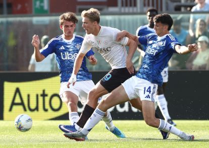 COMO, ITALY - MAY 02: Rasmus Hojlund of SSC Napoli is challenged by Jacobo Ramon and Nico Paz of Como 1907 during the Serie A match between Como 1907 and SSC Napoli at Giuseppe Sinigaglia Stadium on May 02, 2026 in Como, Italy. (Photo by Marco Luzzani/Getty Images)