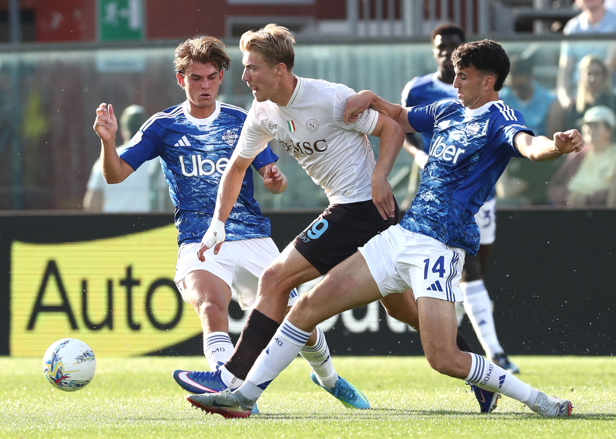 COMO, ITALY - MAY 02: Rasmus Hojlund of SSC Napoli is challenged by Jacobo Ramon and Nico Paz of Como 1907 during the Serie A match between Como 1907 and SSC Napoli at Giuseppe Sinigaglia Stadium on May 02, 2026 in Como, Italy. (Photo by Marco Luzzani/Getty Images)