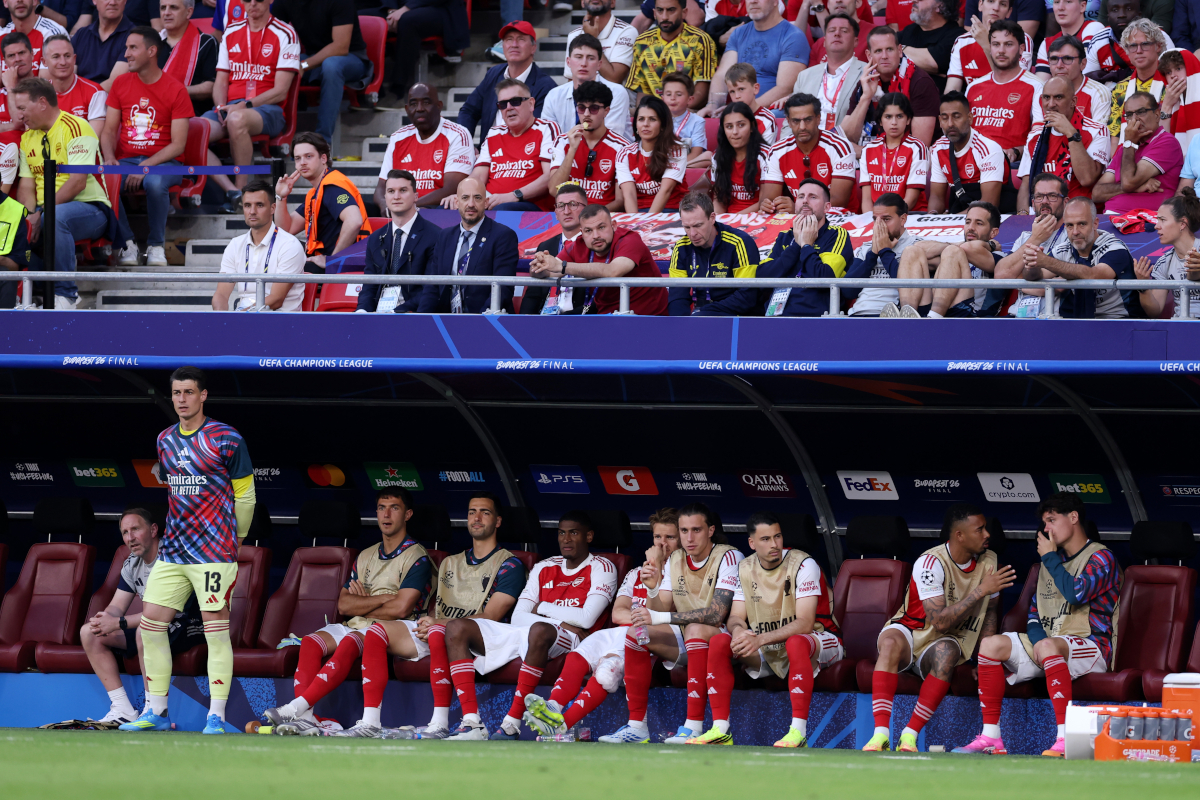 BUDAPESTE, HUNGRIA - 30 DE MAIO: Kepa Arrizabalaga, Martin Zubimendi, Michael Merino, Christian Mosquera, Martin Odegaard, Riccardo Calafiori, Gabriel Martinelli, Gabriel Jesus e Christian Norgaard do Arsenal sentam-se no banco do Arsenal durante a partida da Final 20A da UEFA Champions League entre o FC-20 Puskas Arena em 30 de maio de 2026 em Budapeste, Hungria. (Foto de Justin Setterfield/Getty Images)