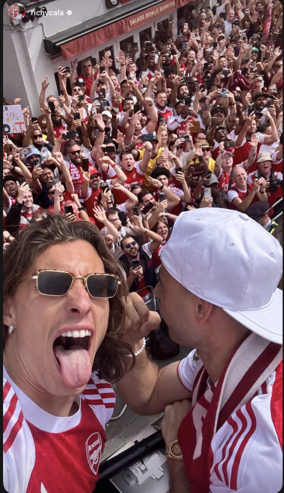 Selfie de Riccardo Calafiori no ônibus da conquista do título da Premier League do Arsenal no Instagram Stories